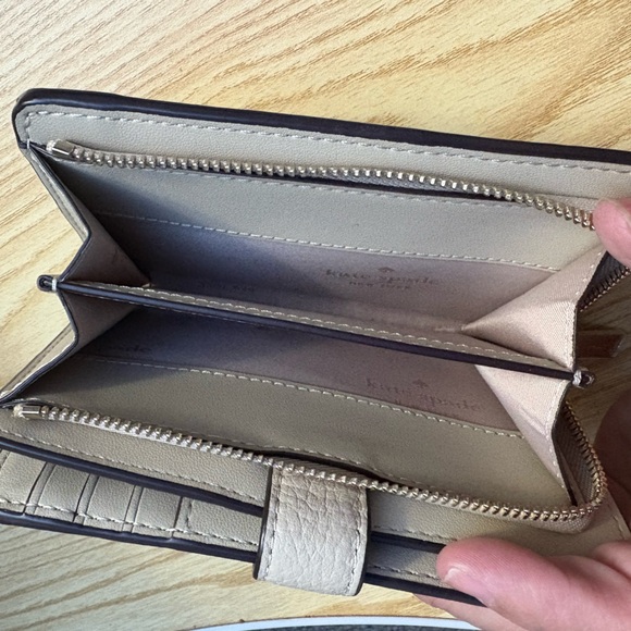 Kate Spade Madison Medium Bifold Wallet - Tan & White| Pre Loved | - Picture 3 of 3